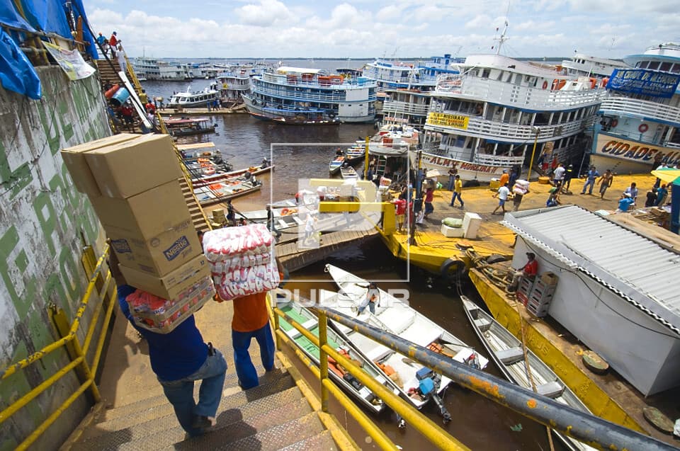 Logística fluvial na Amazônia: como o material chega às escolas