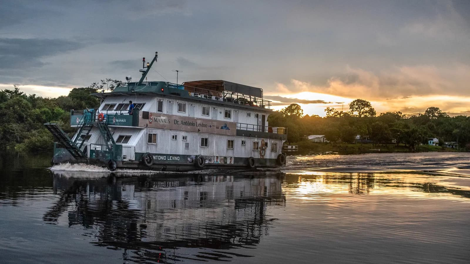 Logística fluvial: como o material chega na escola ribeirinha